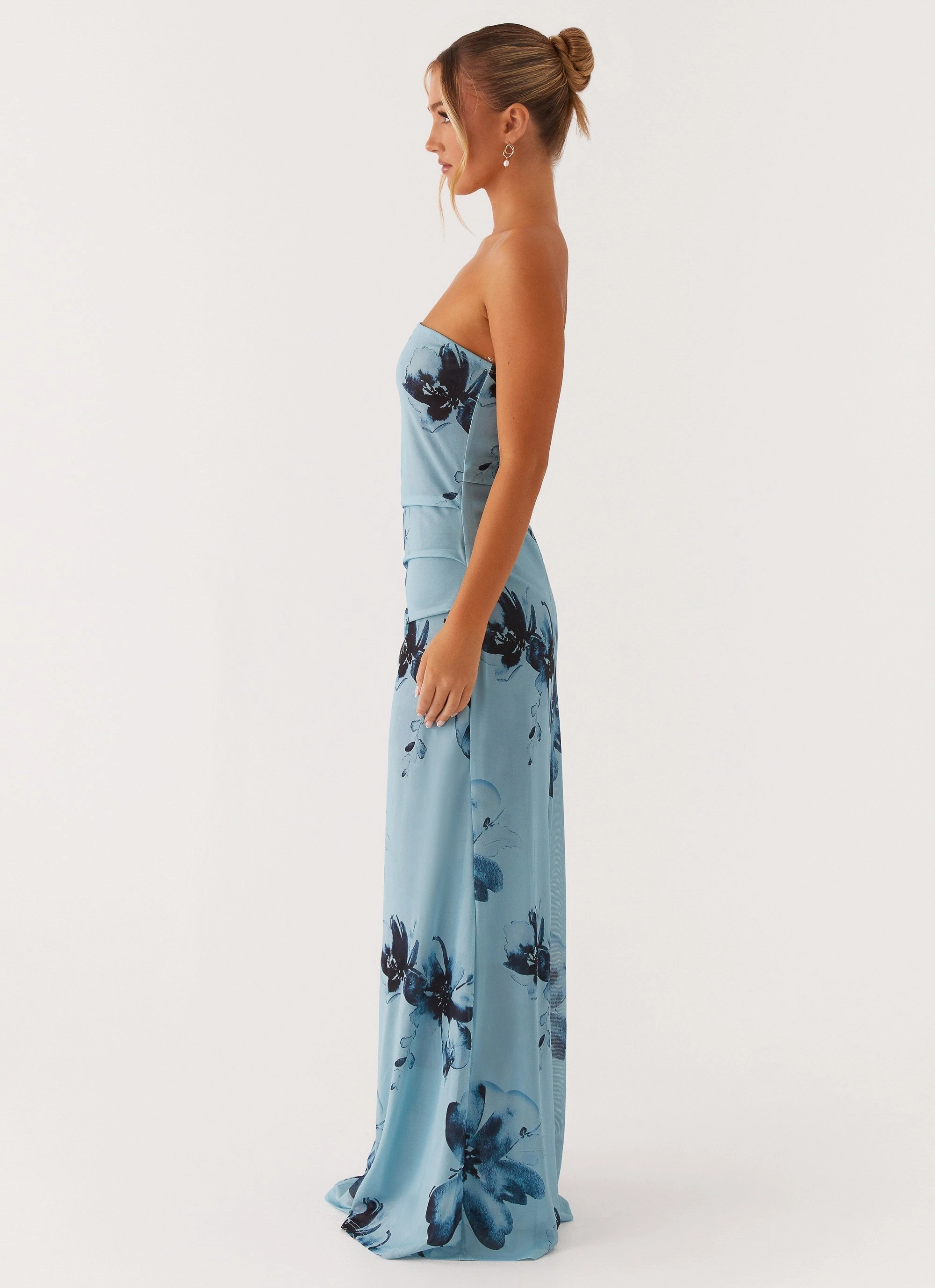 Kind Glow Fluid movement Field Of Dreams Maxi Dress - Blue Black Floral