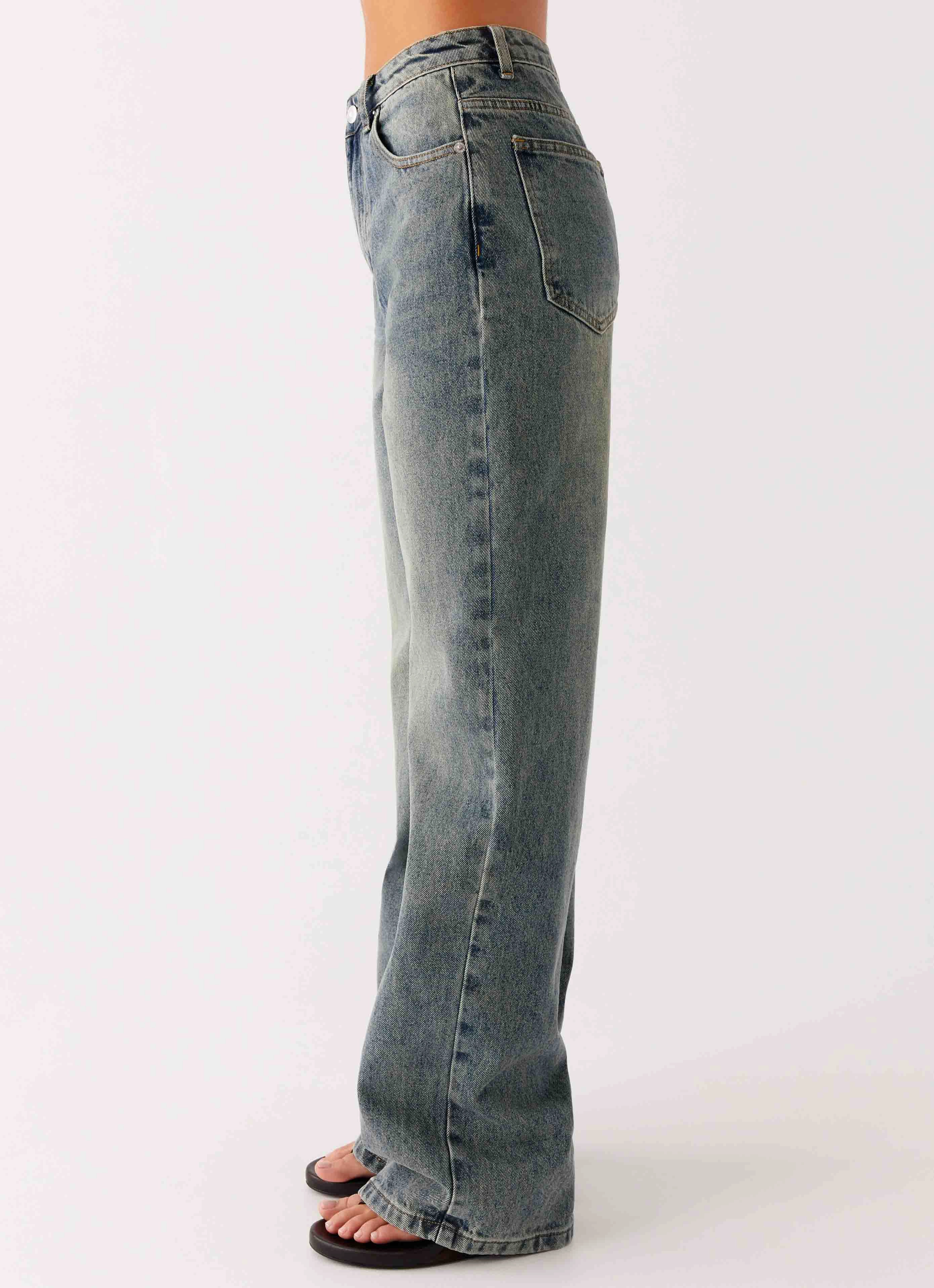 Weekend Style Modern Casual Friday Classic Back Again Straight Leg Denim Jeans - Dirty Wash
