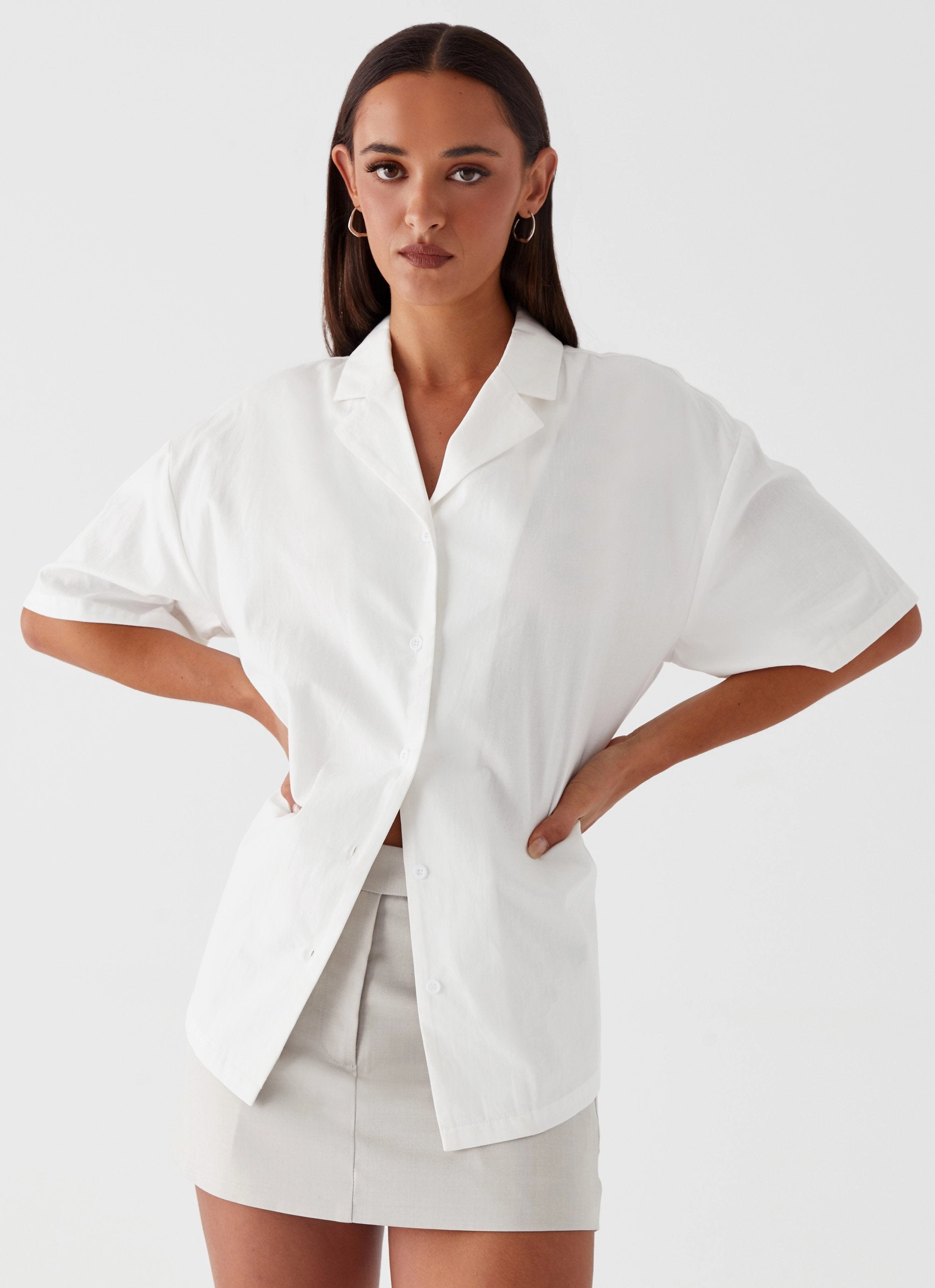 AbrasionResistant Finish MinimalistStyle Hadley Open Back Short Sleeve Shirt - White