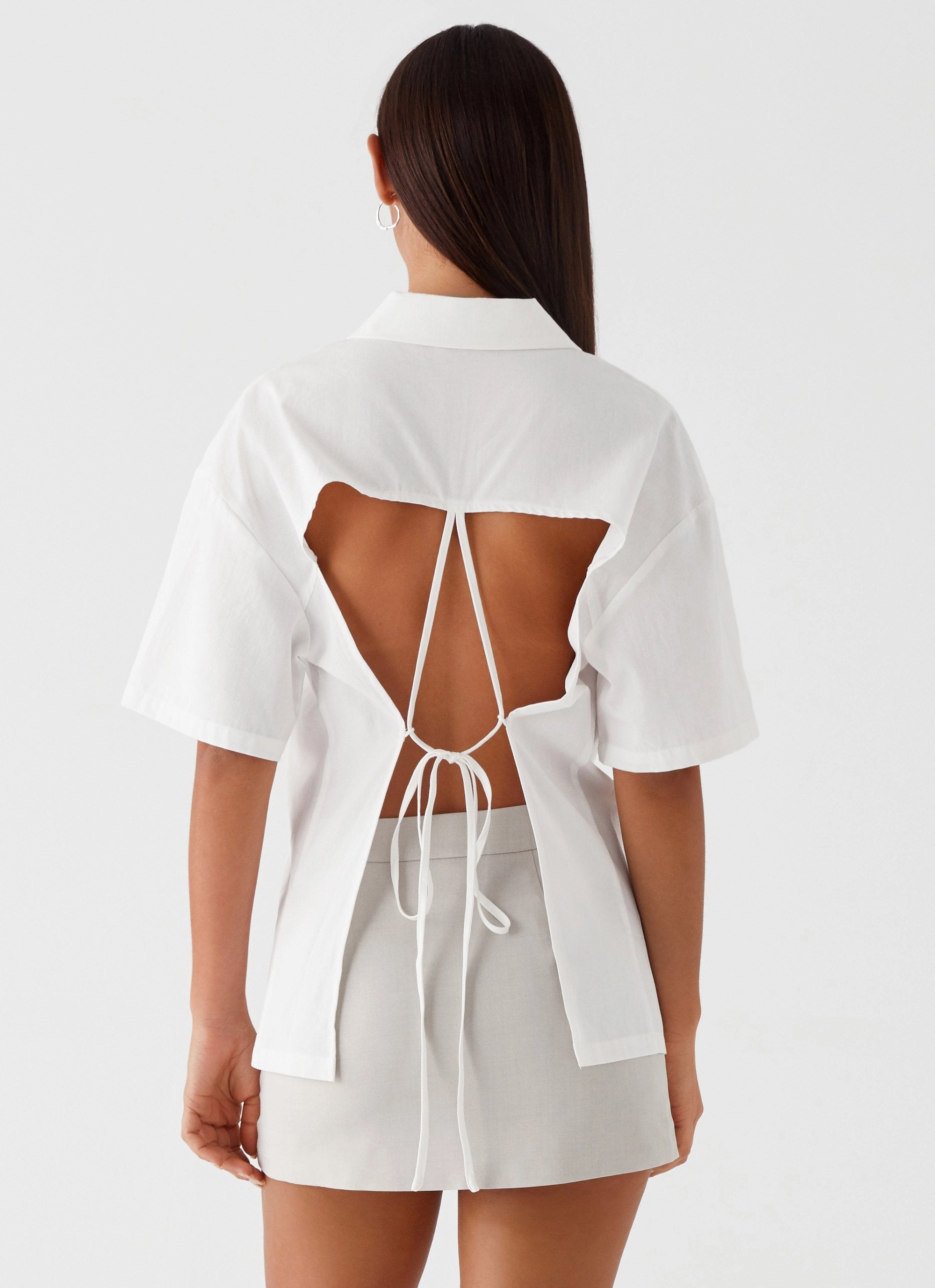 Hadley Open Back Short Sleeve Shirt - White Tagless Comfort Minimalist Collar