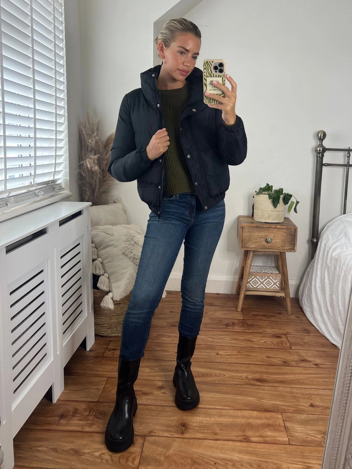 Seamless construction Sleeveless Tee Jazmin High collar Puffer Jacket / Black