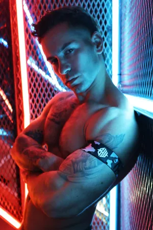 Neo Camo Armband