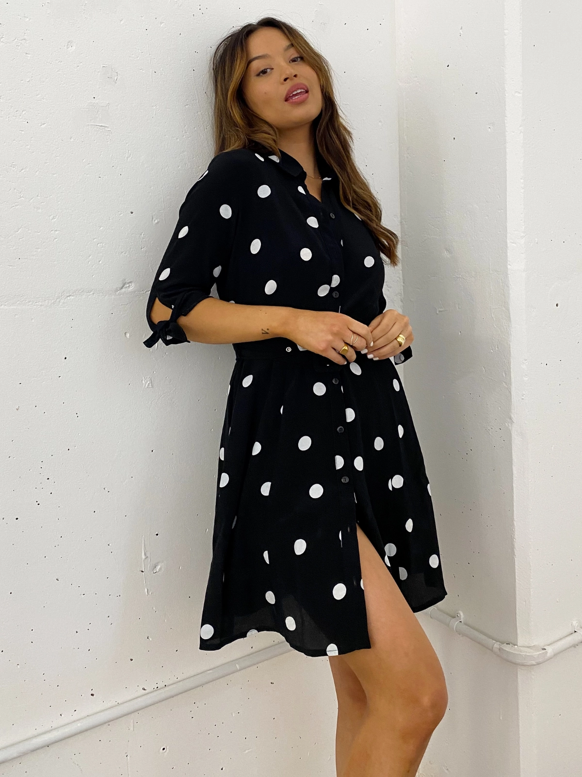 Sophisticated and Relaxed Olivia Mini Belted Shirt Dress / Mono Spot