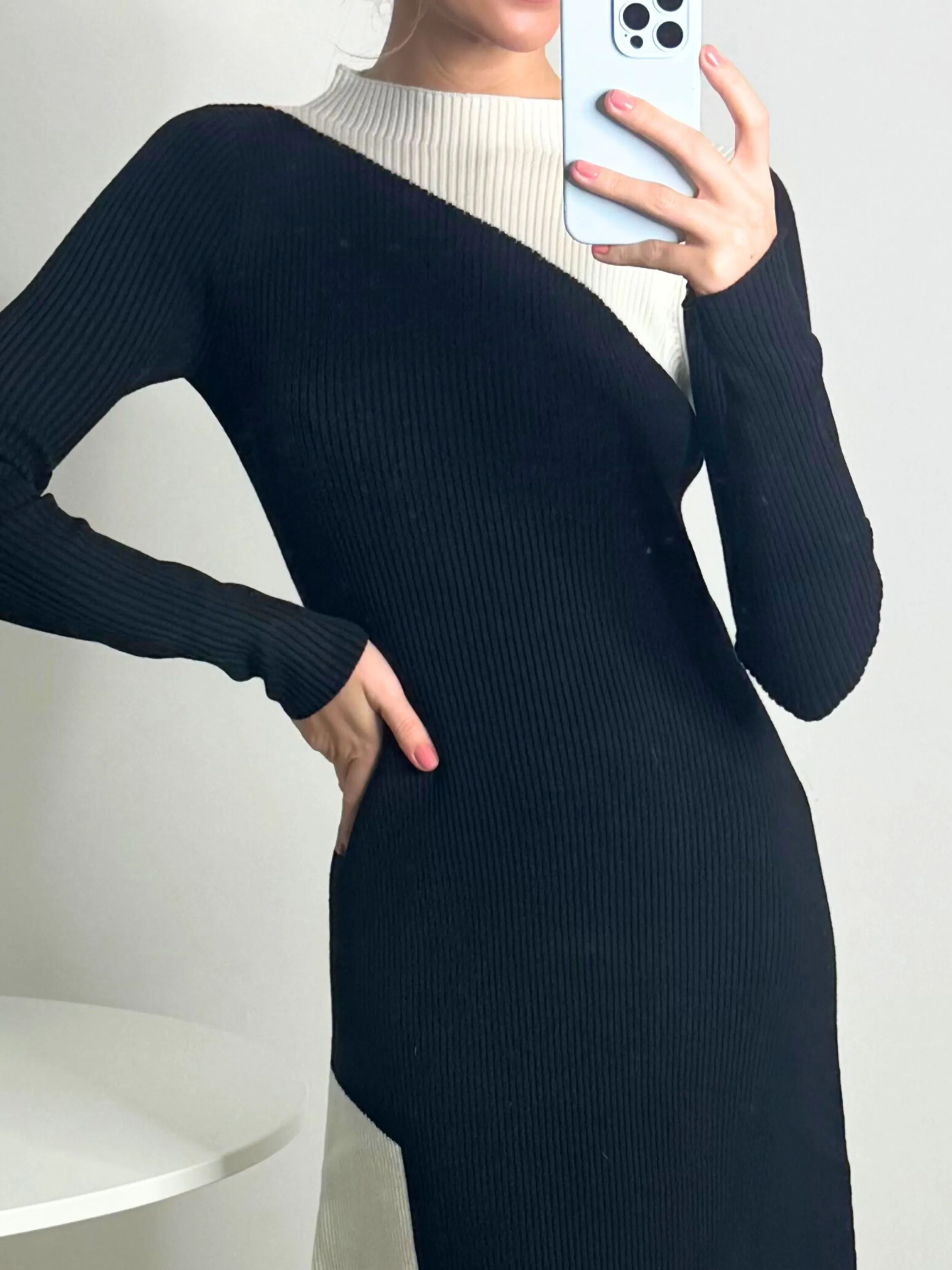 Edita Knitted Colourblock Dress in Mono Chic Comfort Look