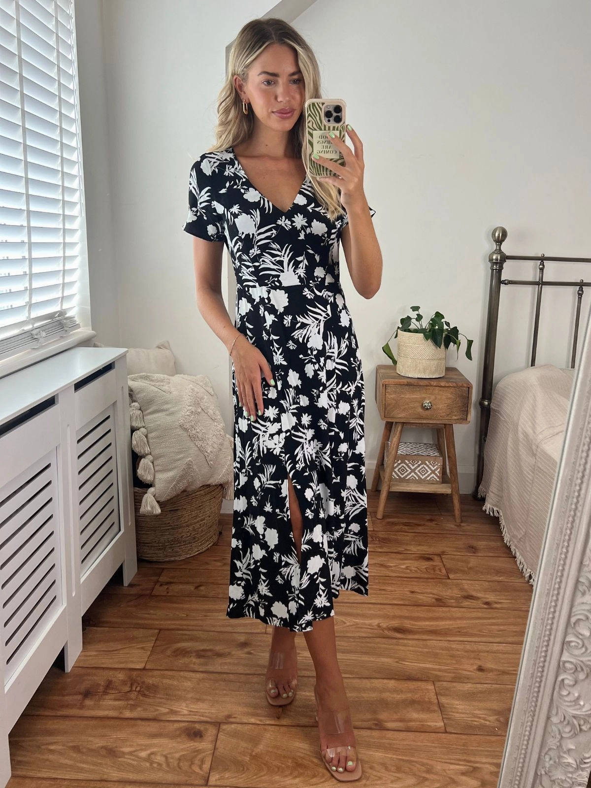 Walk Grace Winnie V Neck Midi Dress / Mono Floral