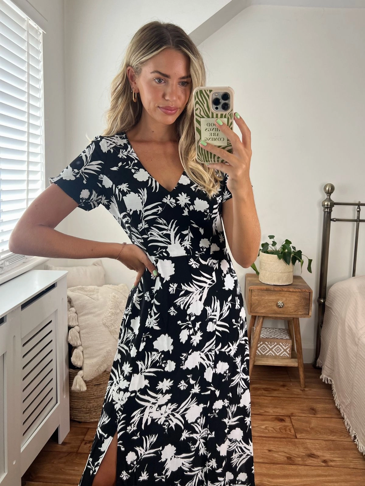 Effortless weekend dress Winnie V Neck Midi Dress / Mono Floral