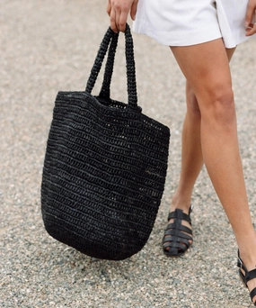 Woven Raffia Tote Ergonomic Design